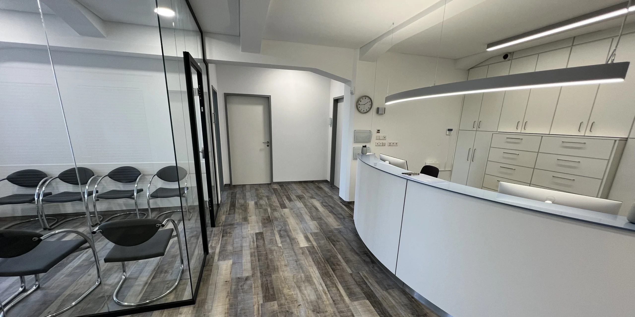 Innenansicht der Praxisklinik Augsburg mit Empfangsbereich